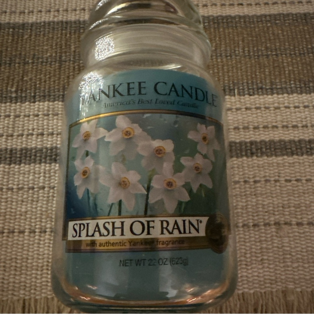 Yankee Candle Splash of Rain with Floral Design